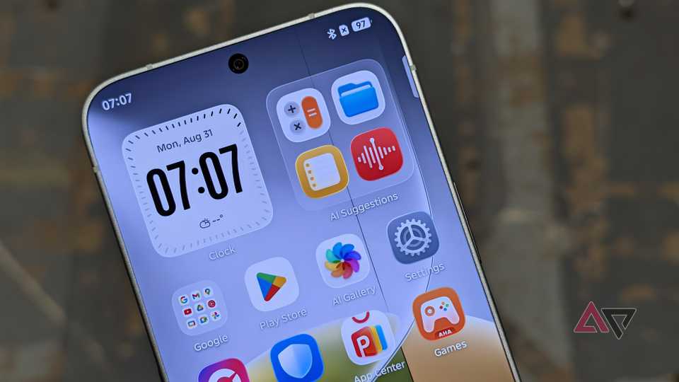 Tecno Borderless Concept, in hand, home screen, close-up