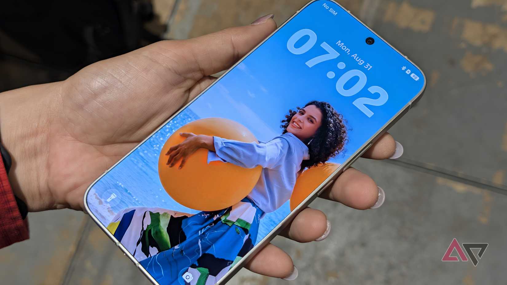 Tecno Borderless Concept, in hand, lock screen