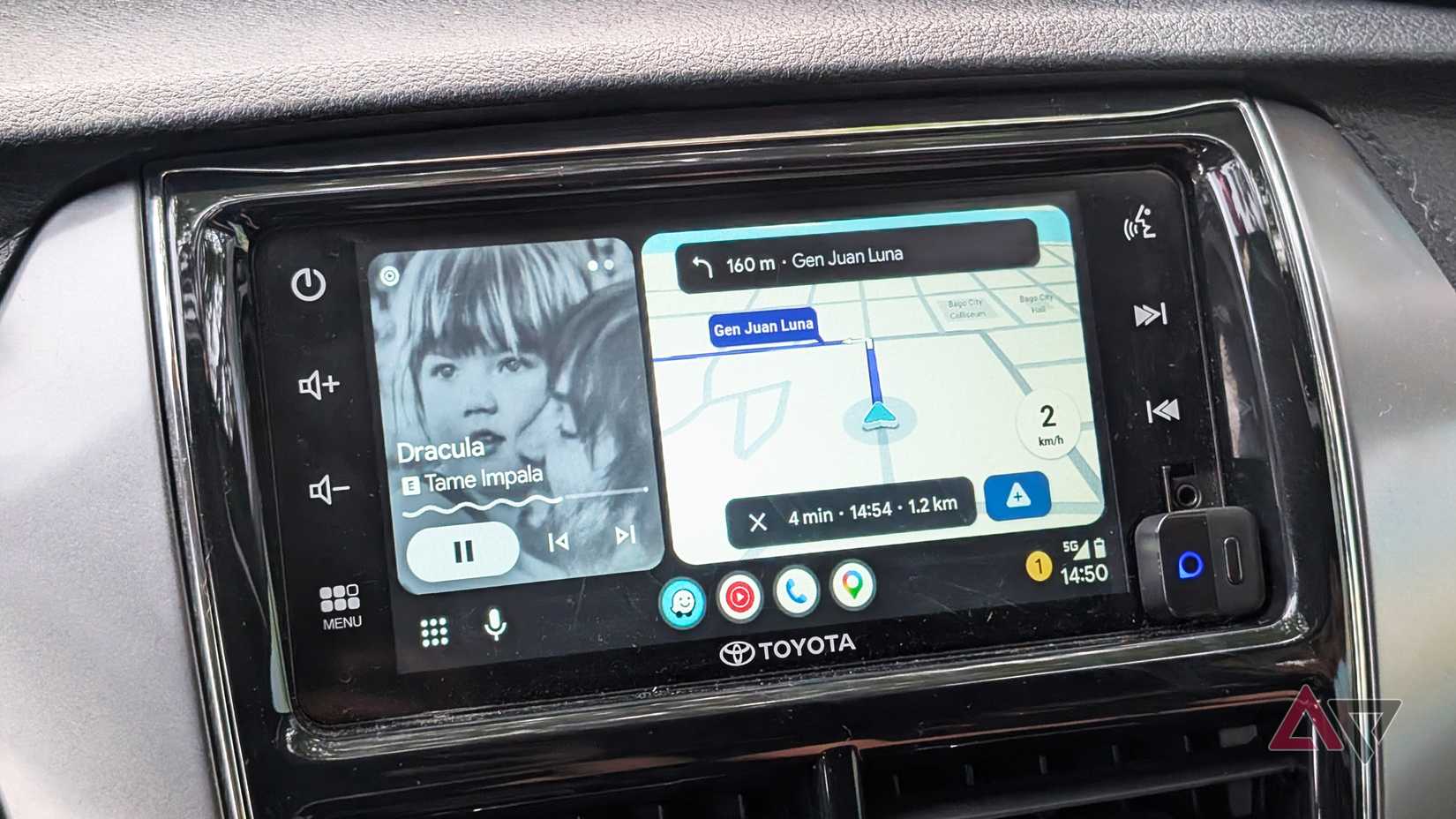 Visualizzazione wireless di Android Auto tramite adattatore Ottocast su un display Toyota con YouTube Music e Google Maps