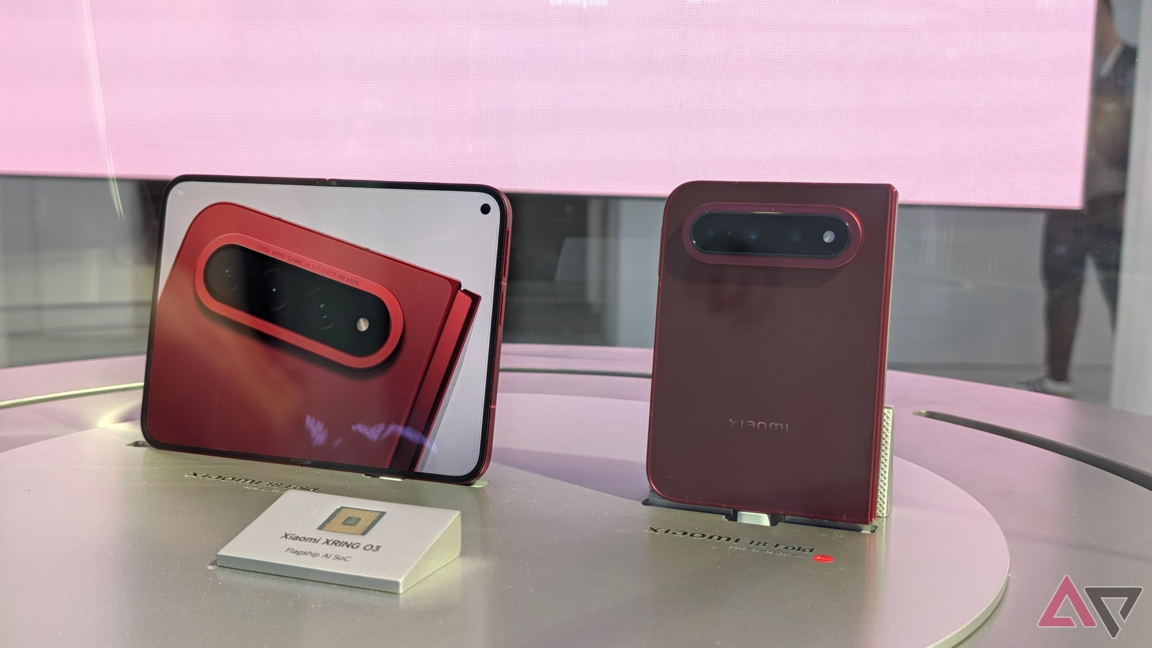 Xiaomi 18 Fold в сложенном и разложенном виде