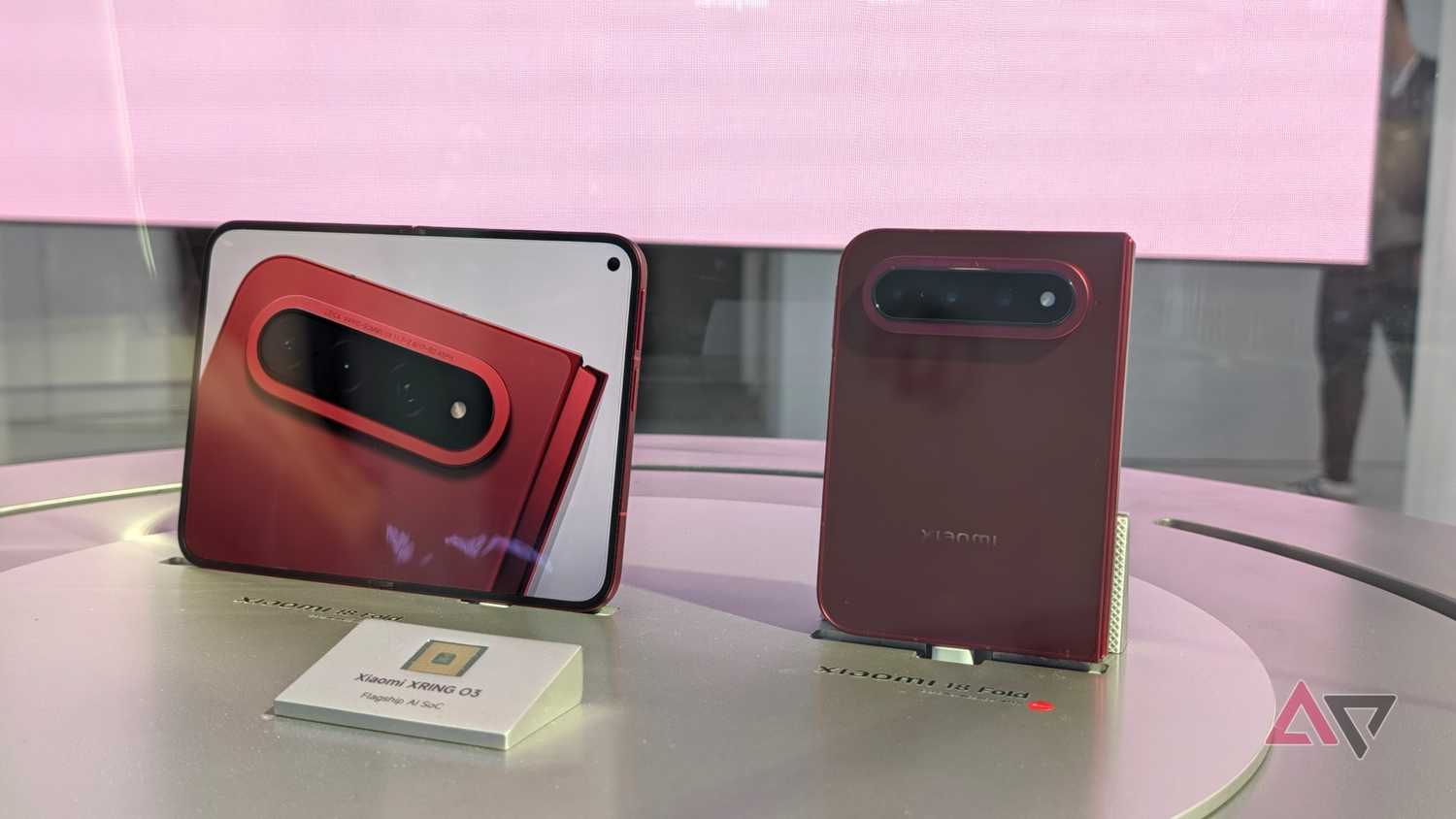 Сравнение Samsung Galaxy Z Fold 8 и нового складного Xiaomi 18 Fold Xiaomi 18 Fold в сложенном и разложенном виде