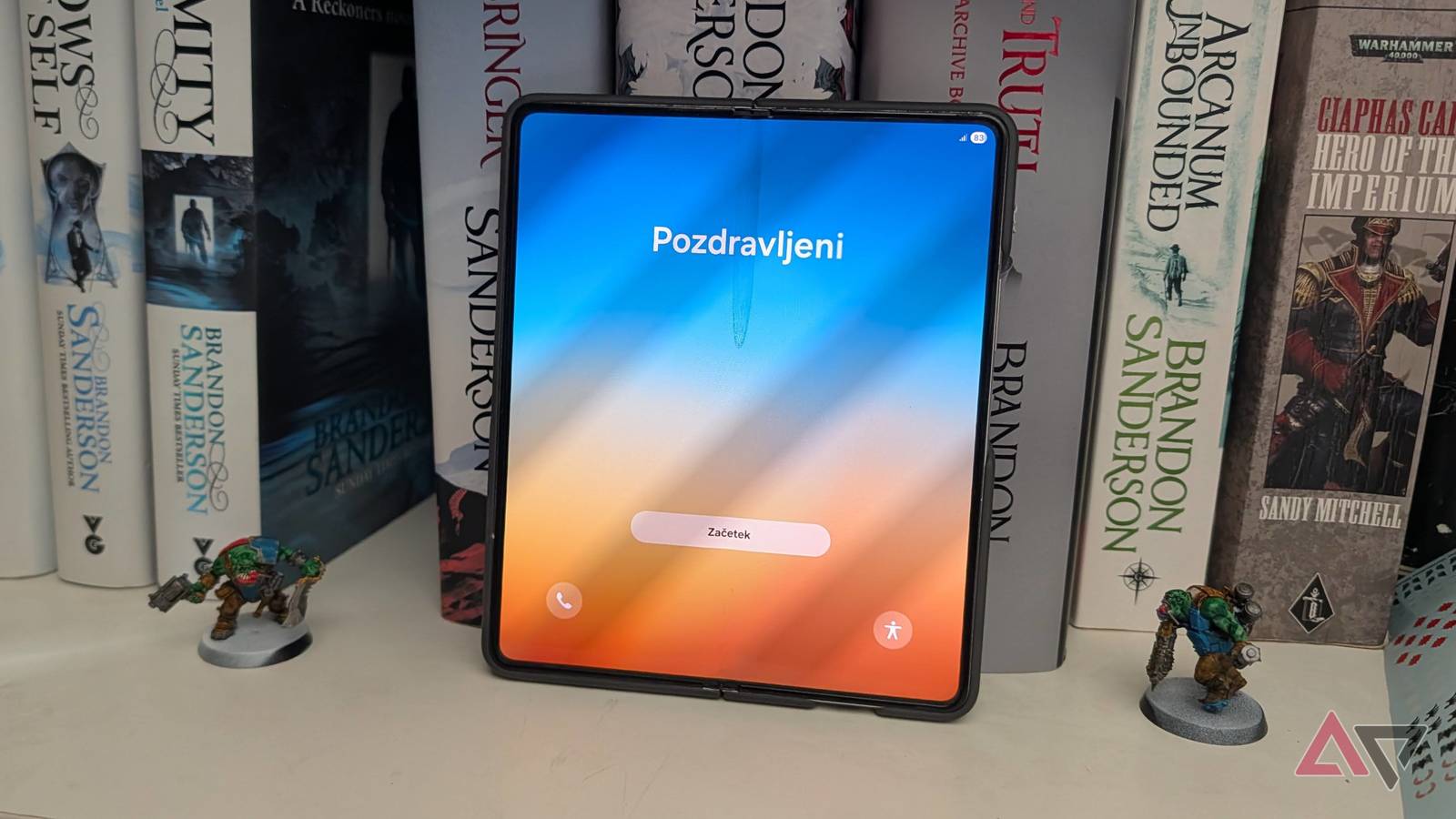 Samsung Galaxy Z Fold 8 и Z Fold 5 в сложенном виде на зеленой ткани Samsung Galaxy Z Fold 8 и Z Fold 5 в сложенном виде на зеленой ткани