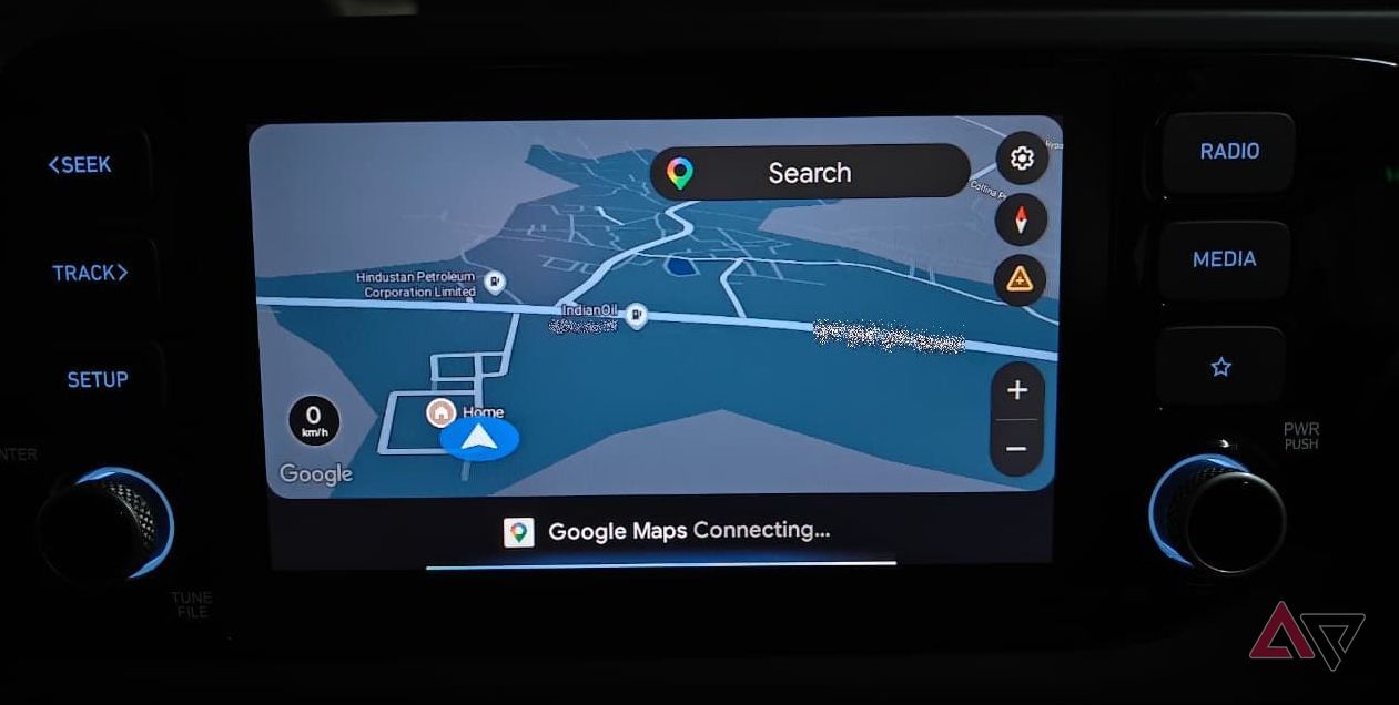  Photo showing 'Google Maps connecting' message in Android Auto