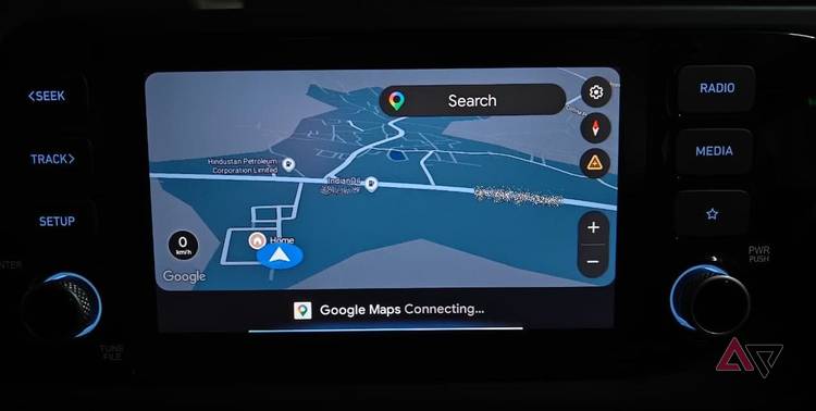 Photo showing 'Google Maps connecting' message in Android Auto