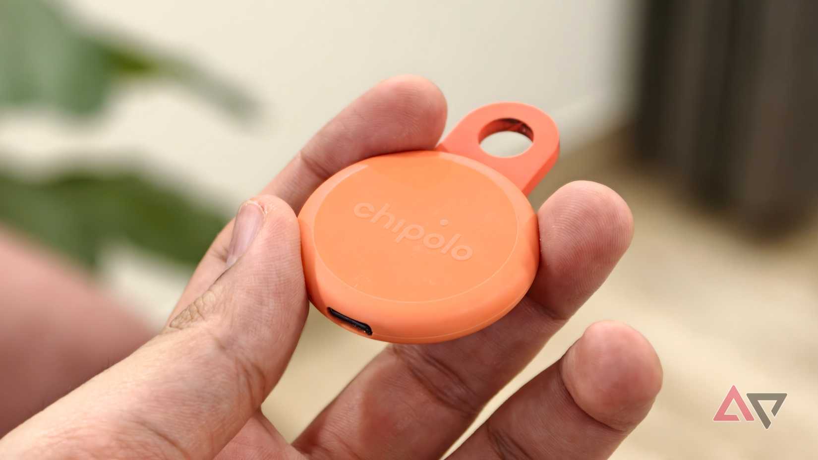 Chipolo Loop nelle mani di un autore di Android Police mentre mostra la porta USB-C