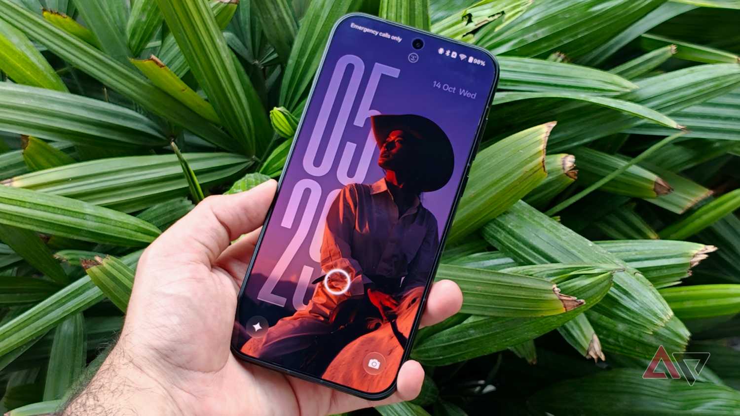 ColorOS 17 lock screen displaying depth effect wallpaper and vertical clock