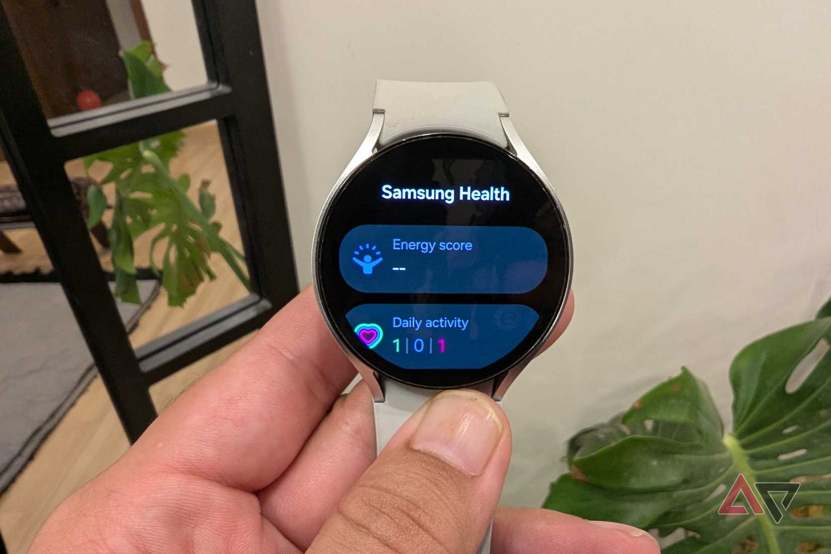 mano indossando il Galaxy Watch 6 di Samsung