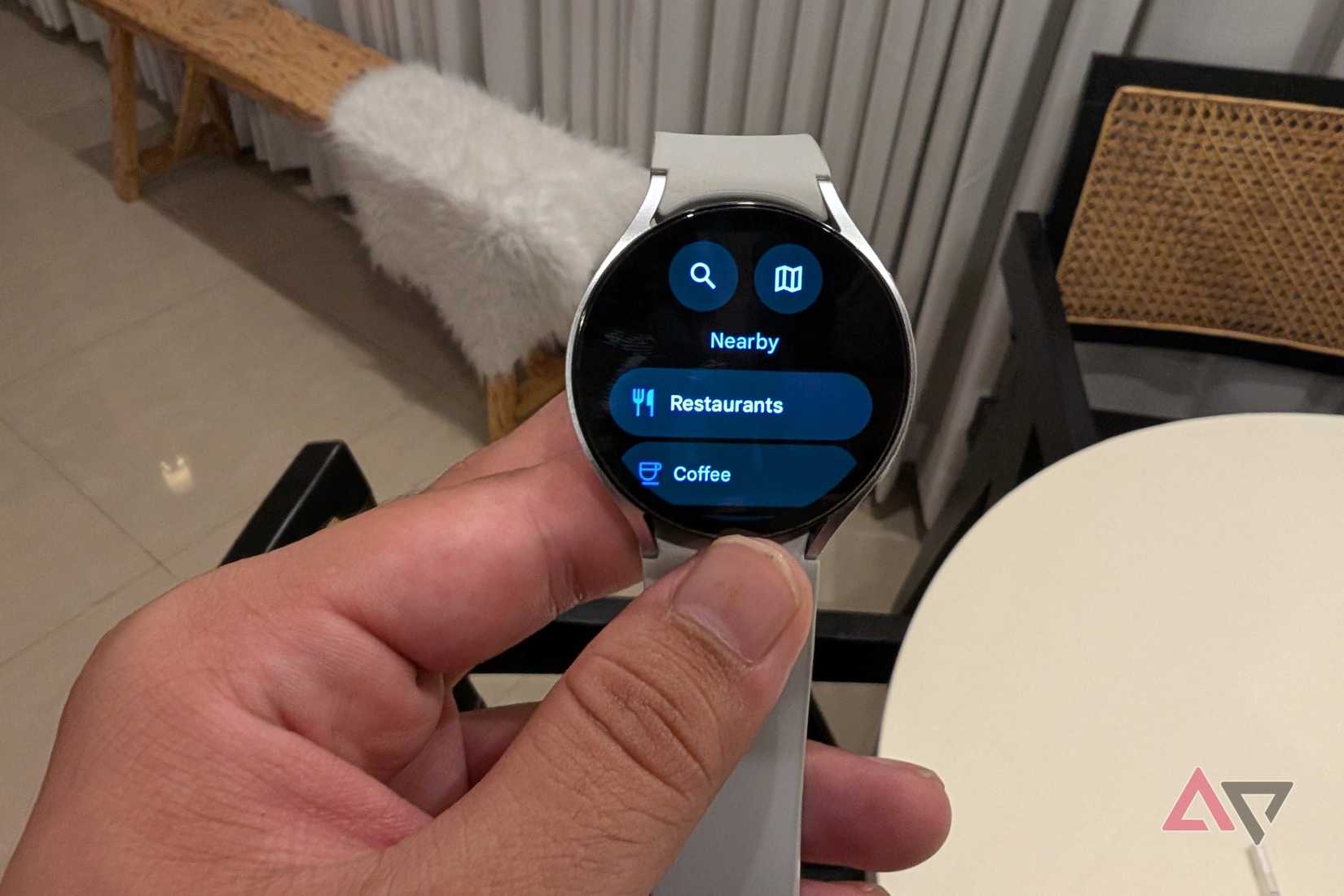mano indossando il Galaxy Watch 6 di Samsung