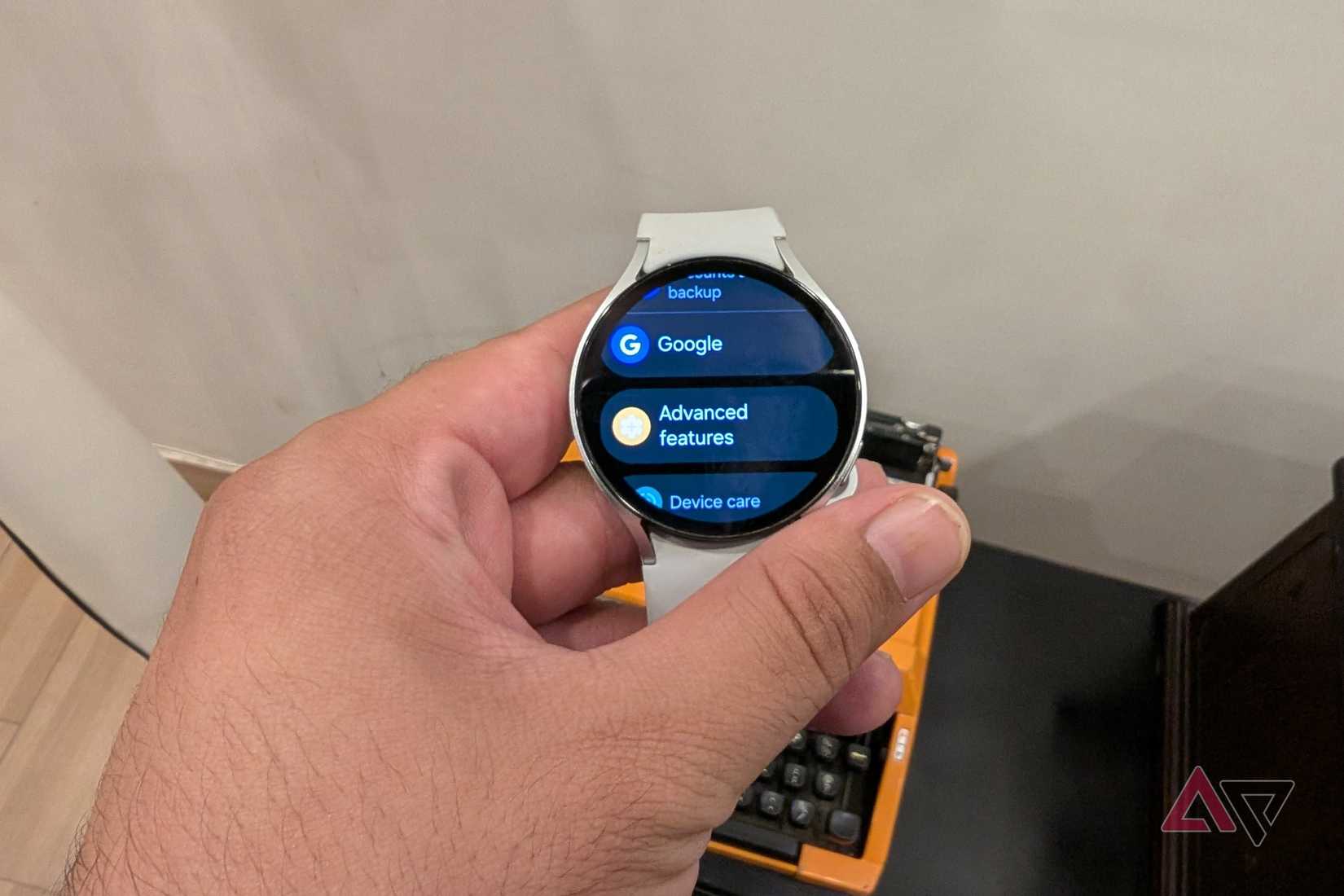 mano che tiene il Galaxy Watch 6 di Samsung