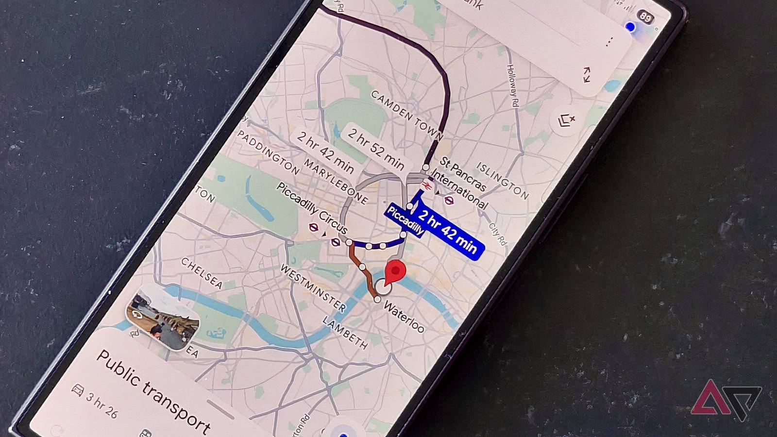 Проблема с маршрутами в Google Maps: почему сервис игнорирует пешие прогулки Интерфейс Google Maps на смартфоне Samsung Galaxy Z Fold 8 Ultra с демонстрацией маршрута