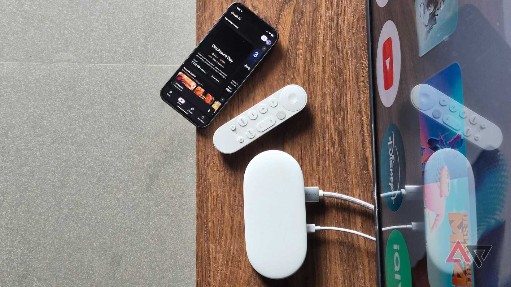 Google TV Streamer 4K, telecomando vocale, smartphone Pixel 9 Pro XL