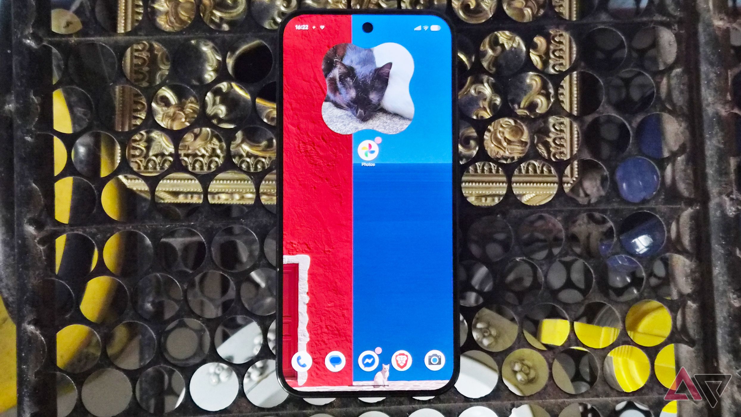 Google Pixel 9 Pro XL smartphone and home screen
