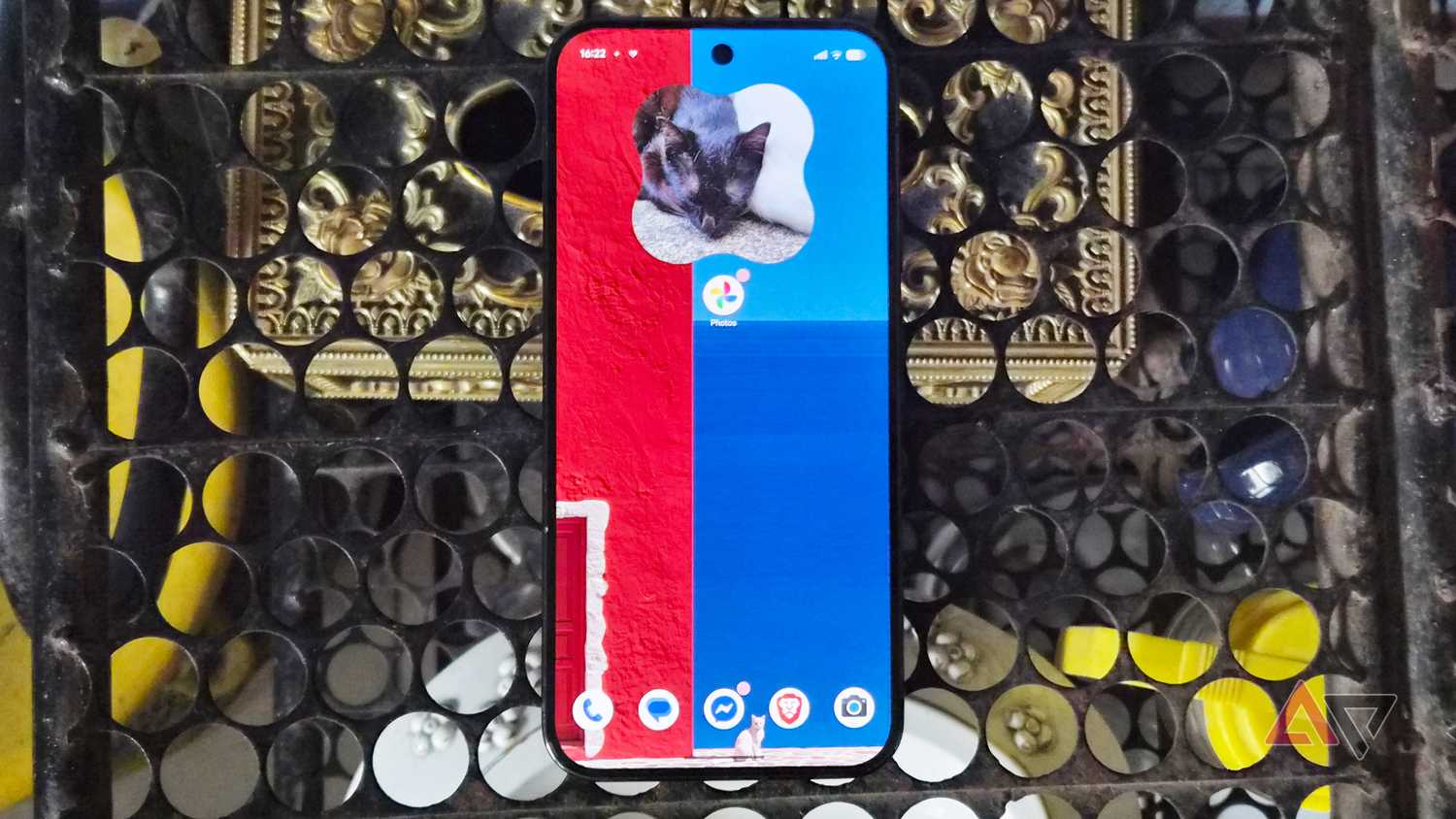 Google Pixel 9 Pro XL smartphone and home screen