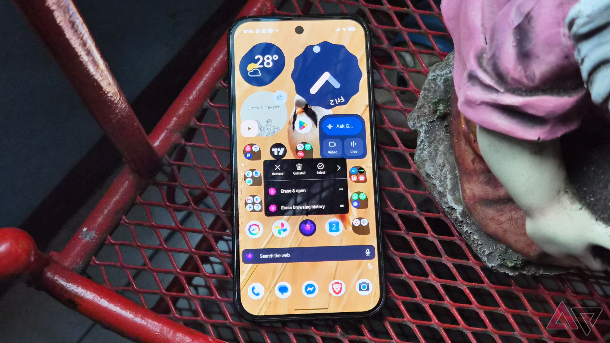 Google-Pixel-smartphone-homescreen-with-apps-and-Firefox-Focus-browser-shortcut-controls-clear-data