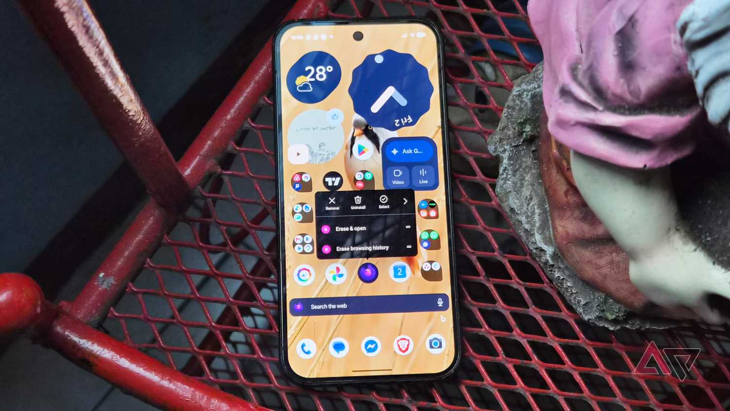 Google-Pixel-smartphone-homescreen-with-apps-and-Firefox-Focus-browser-shortcut-controls-clear-data