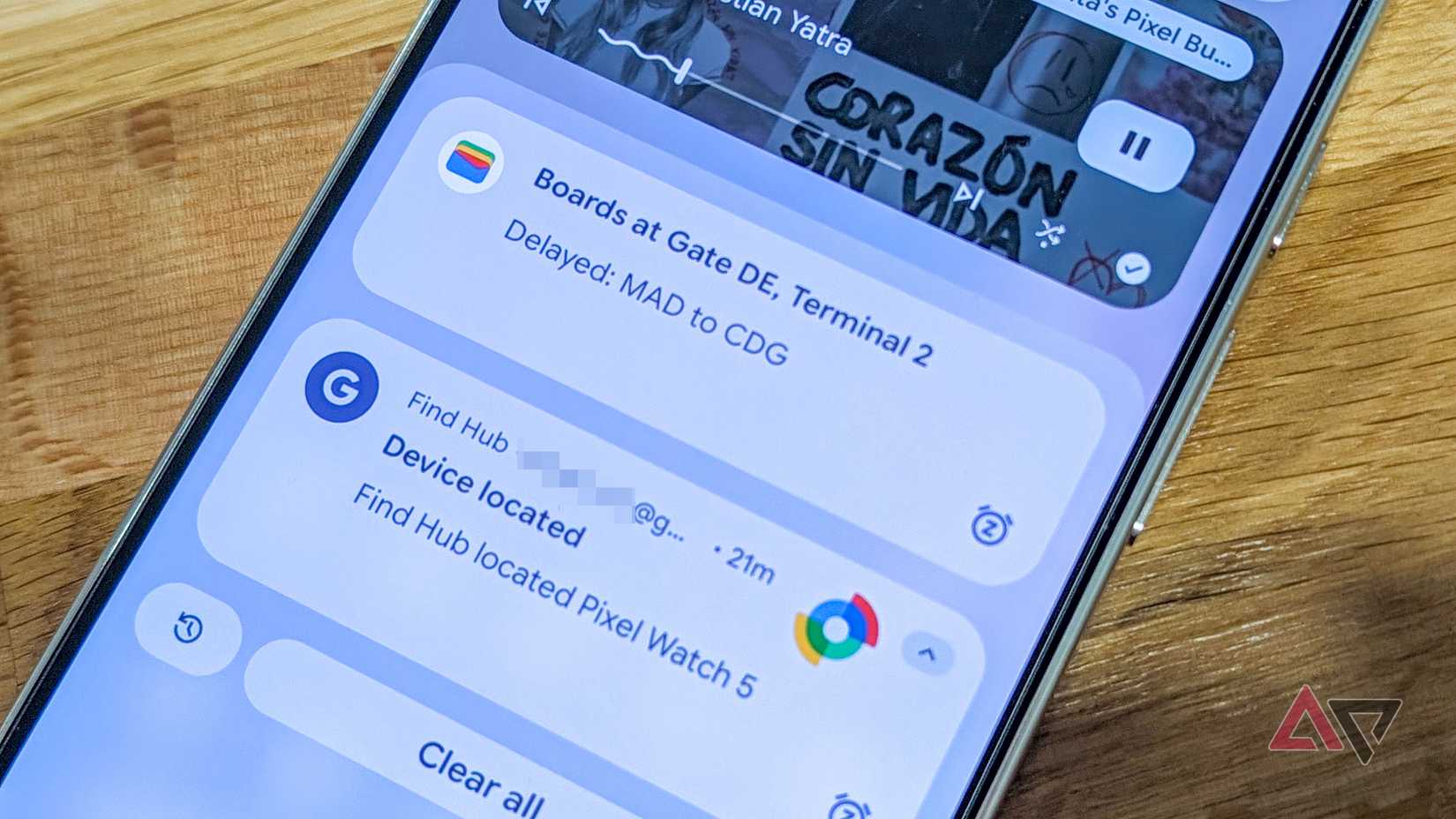 Telefono Google Pixel che mostra una notifica per un Pixel Watch individuato con Find Hub