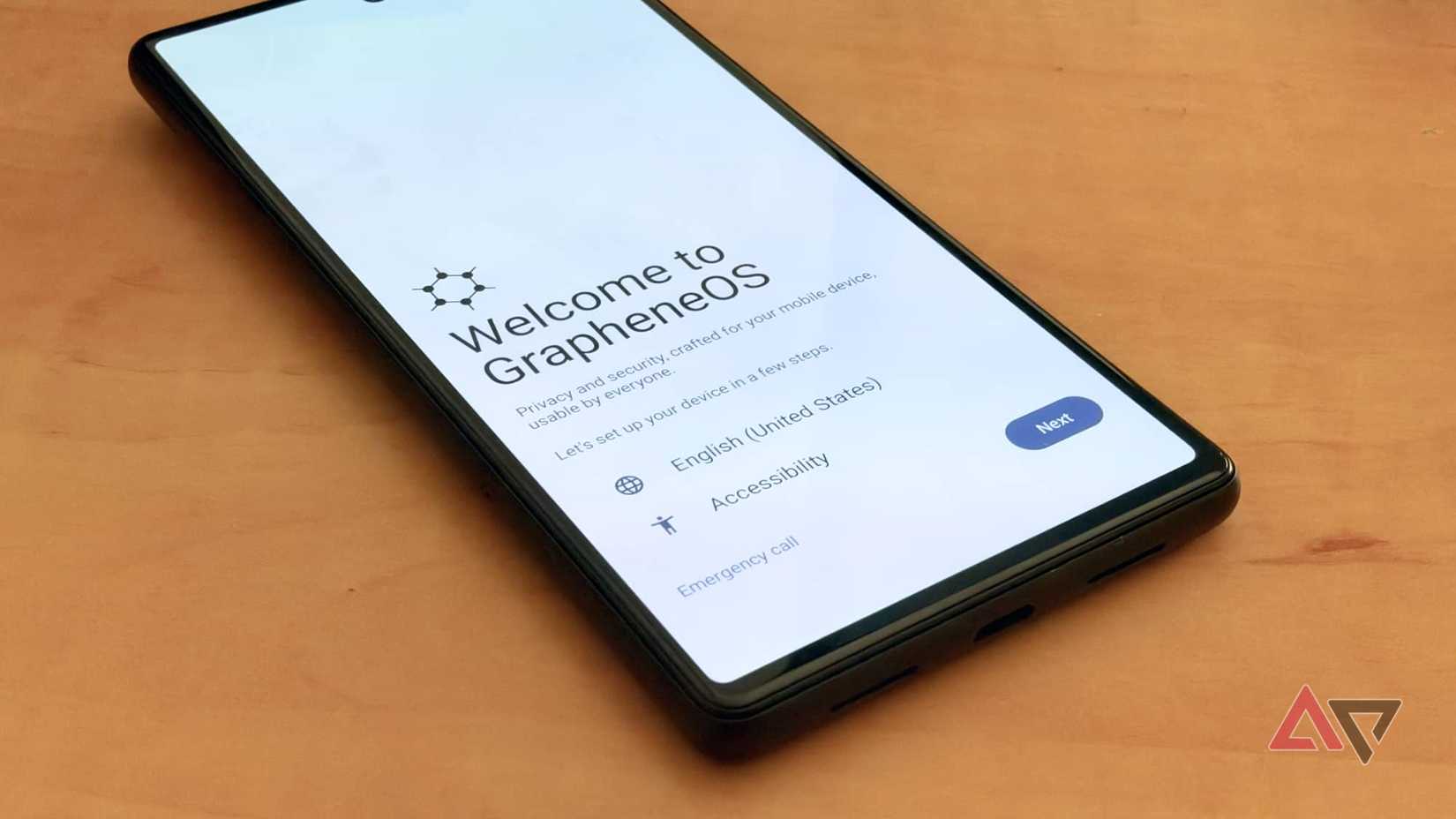 Google Pixel 6 sulla scrivania che mostra la schermata di benvenuto di GrapheneOS