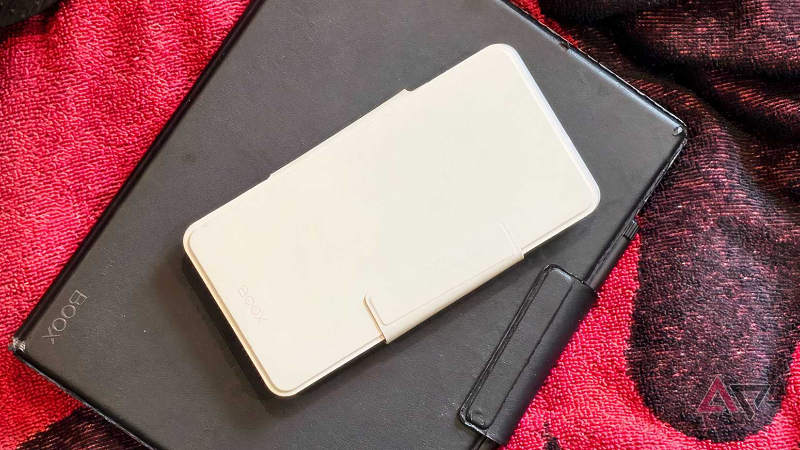 L'Onyx Palma 2 Pro, nel suo folio, sopra un Boox Tab Ultra C.