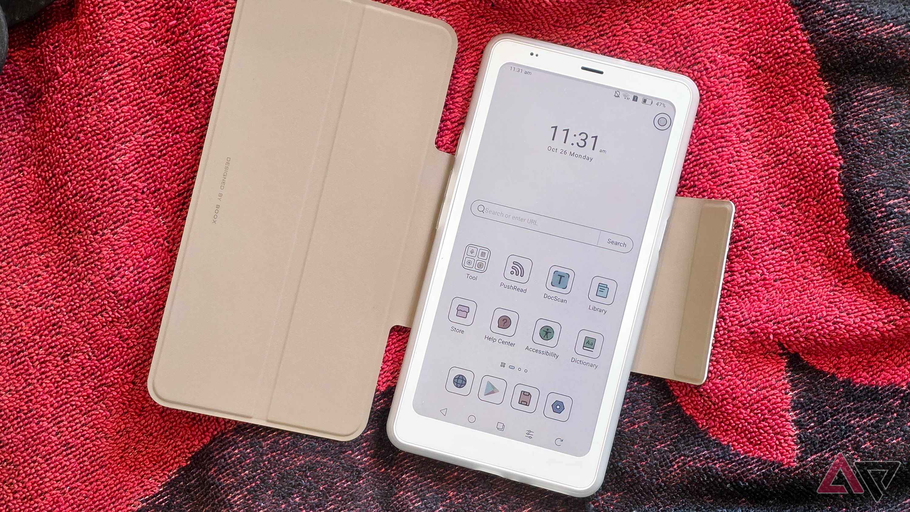 The Onyx Palma 2 Pro, open on a towel, showing its home page.