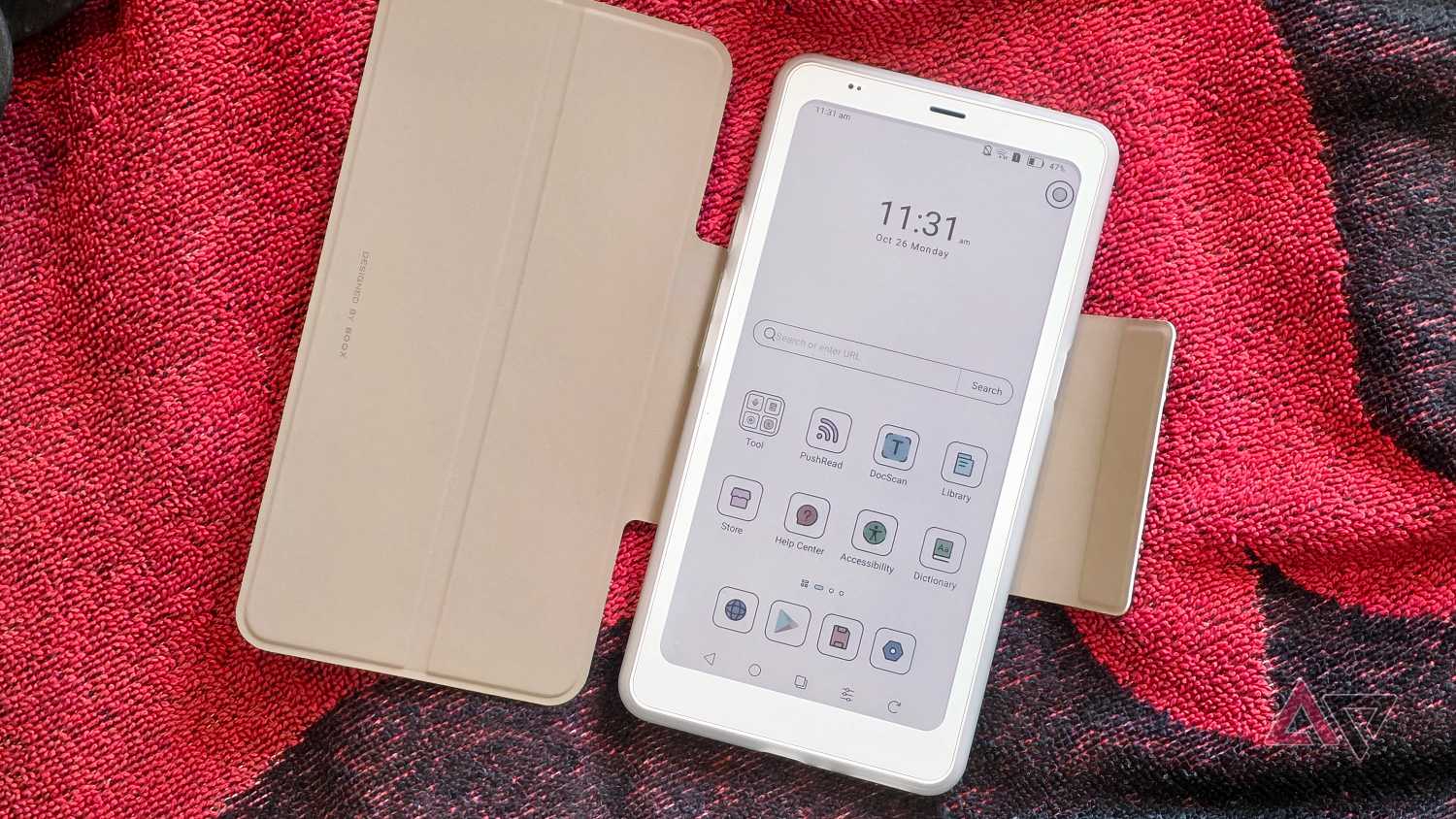 The Onyx Palma 2 Pro, open on a towel, showing its home page.