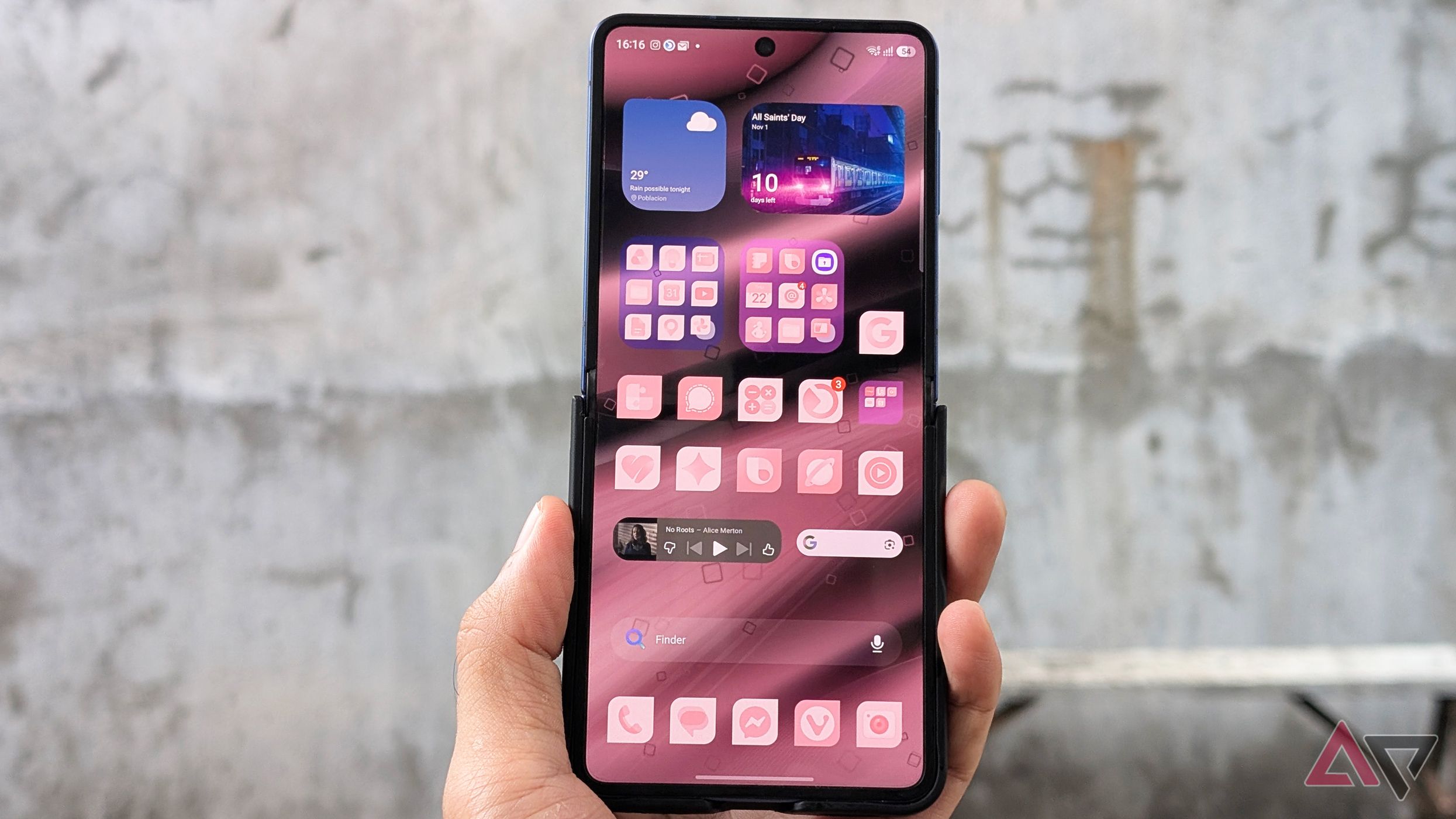 Samsung-Galaxy-Z-Flip-foldable-phone-on-a-hand-with-a-customized-home-screen-and-widgets