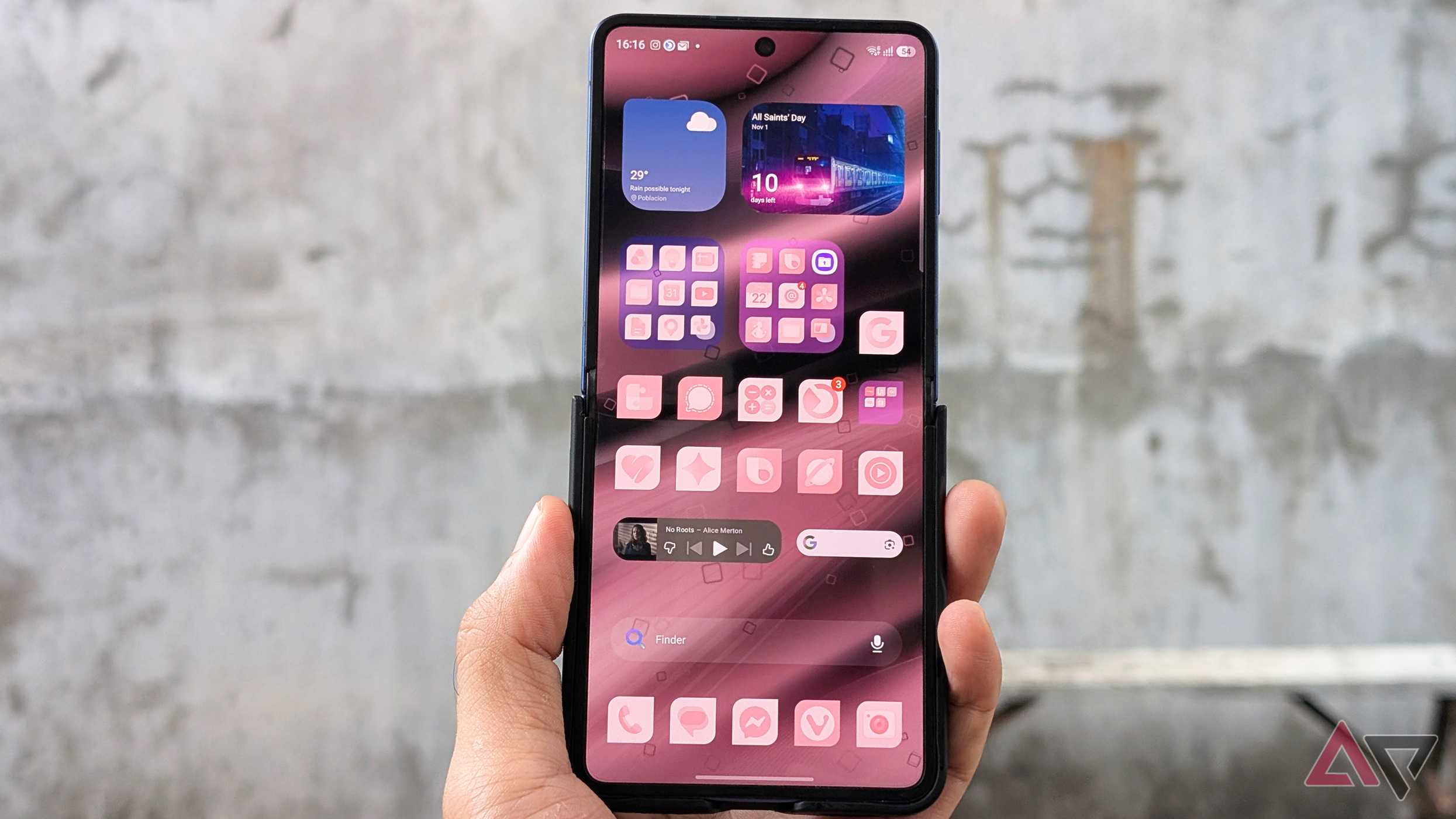 Samsung-Galaxy-Z-Flip-foldable-phone-on-a-hand-with-a-customized-home-screen-and-widgets