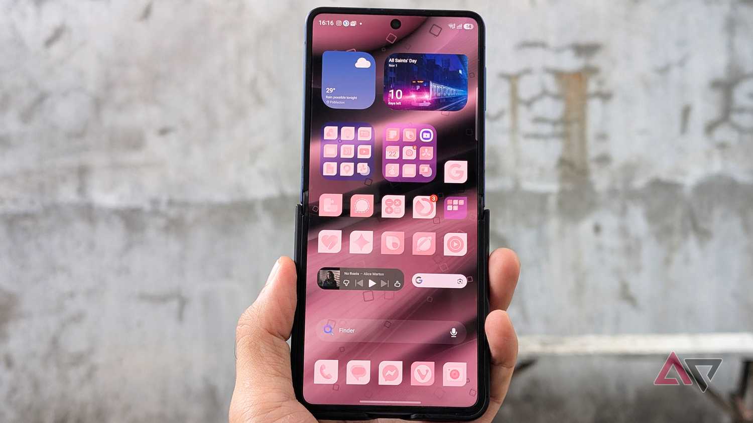 Samsung-Galaxy-Z-Flip-foldable-phone-on-a-hand-with-a-customized-home-screen-and-widgets