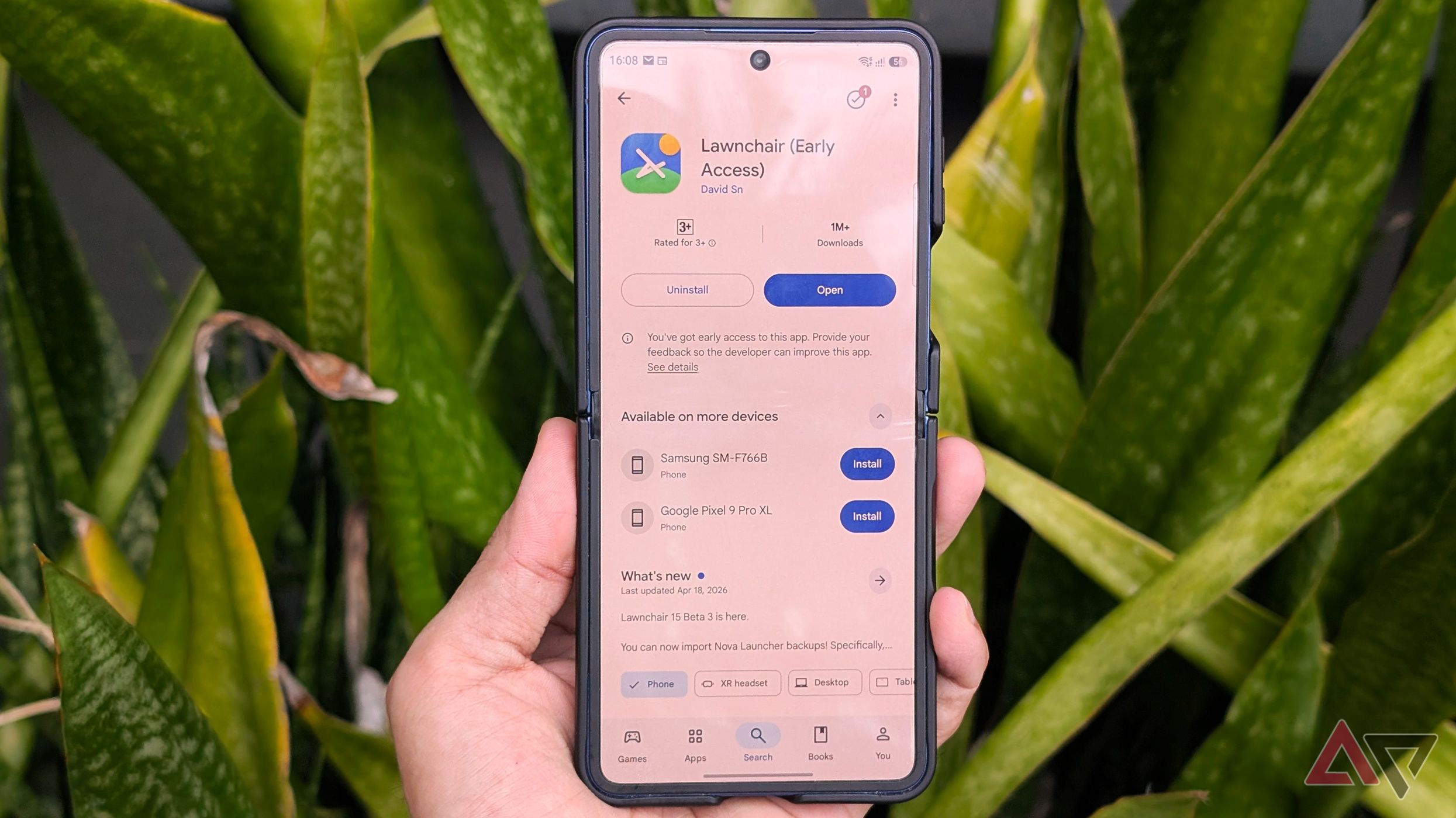 Samsung-Galaxy-Z-Flip-foldable-phone-on-a-hand-with-Lawnchair-app-launcher-on-google-play-store