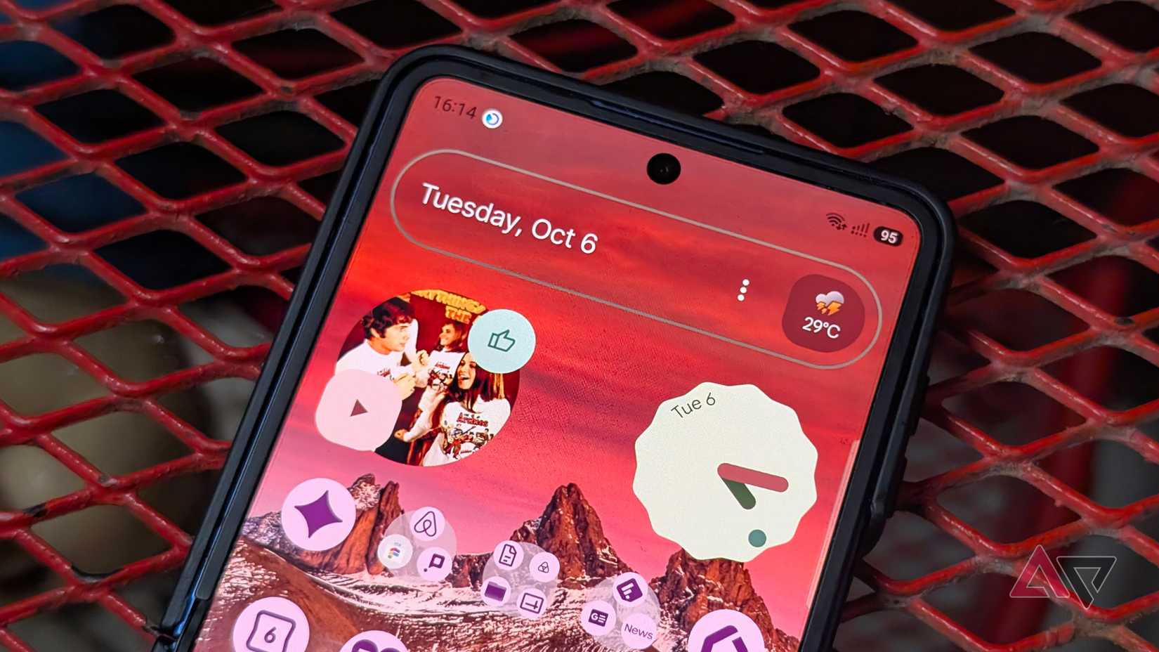 Smartphone Samsung Galaxy Z Flip 7 che utilizza il launcher Lawnchair con widget della schermata iniziale
