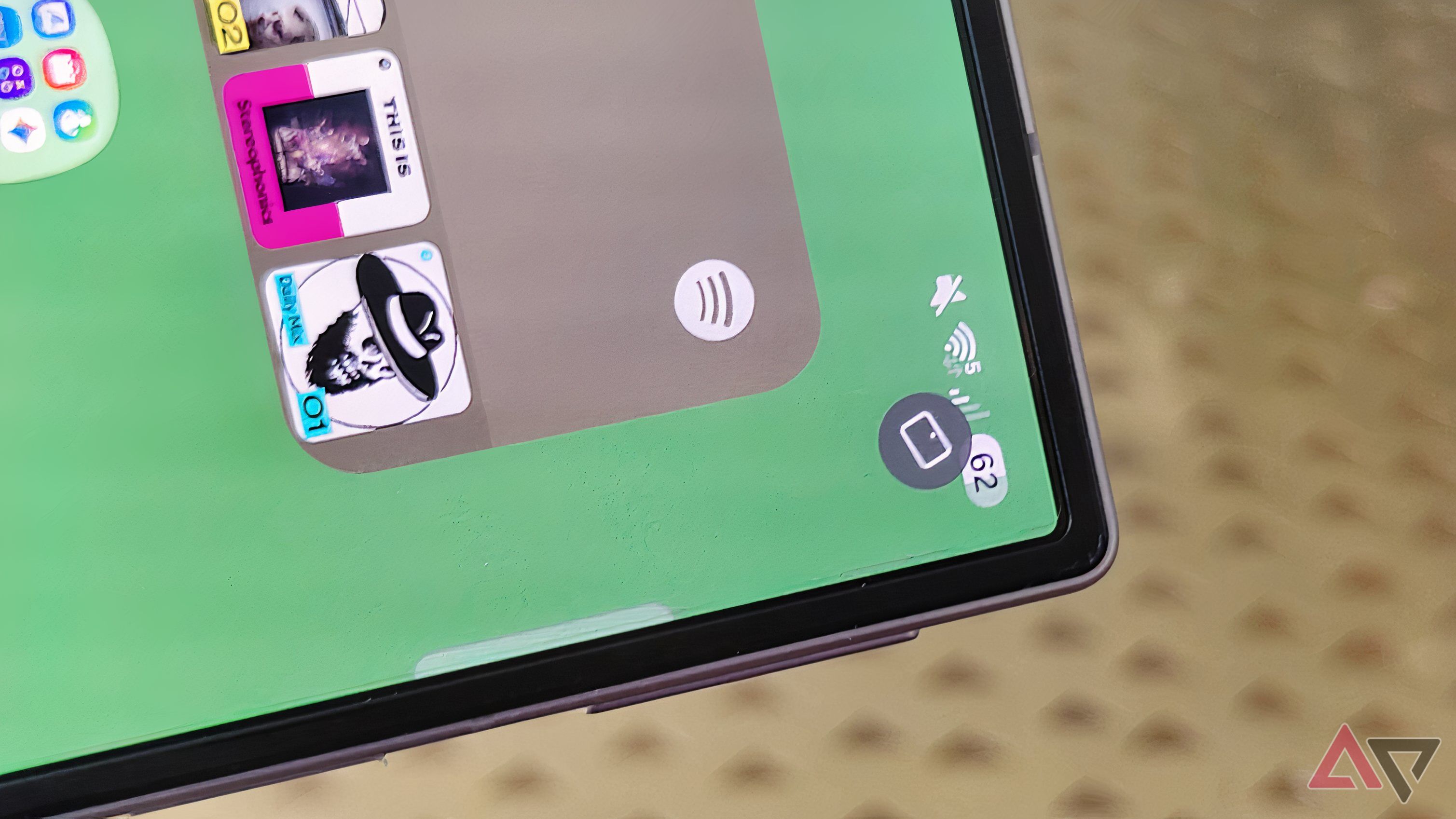 Samsung Galaxy Z Fold 8's manual rotation icon.
