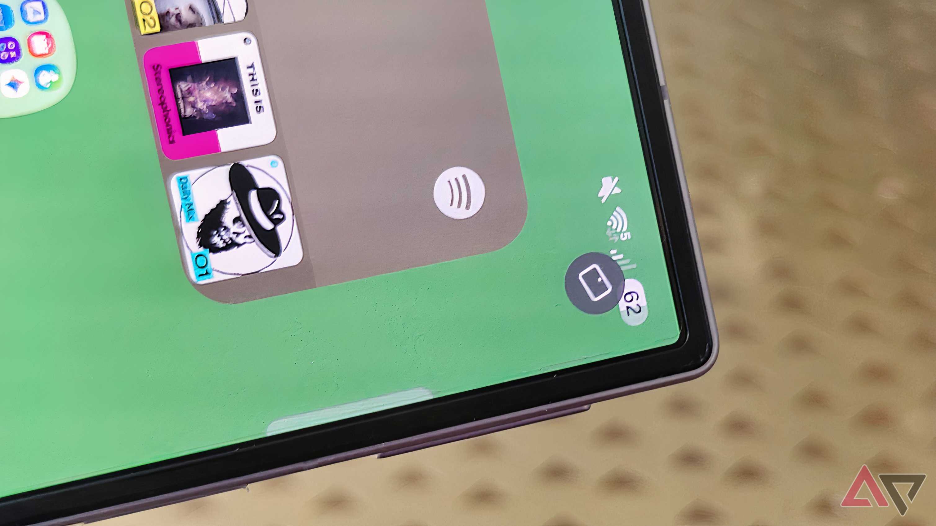 Samsung Galaxy Z Fold 8's manual rotation icon.