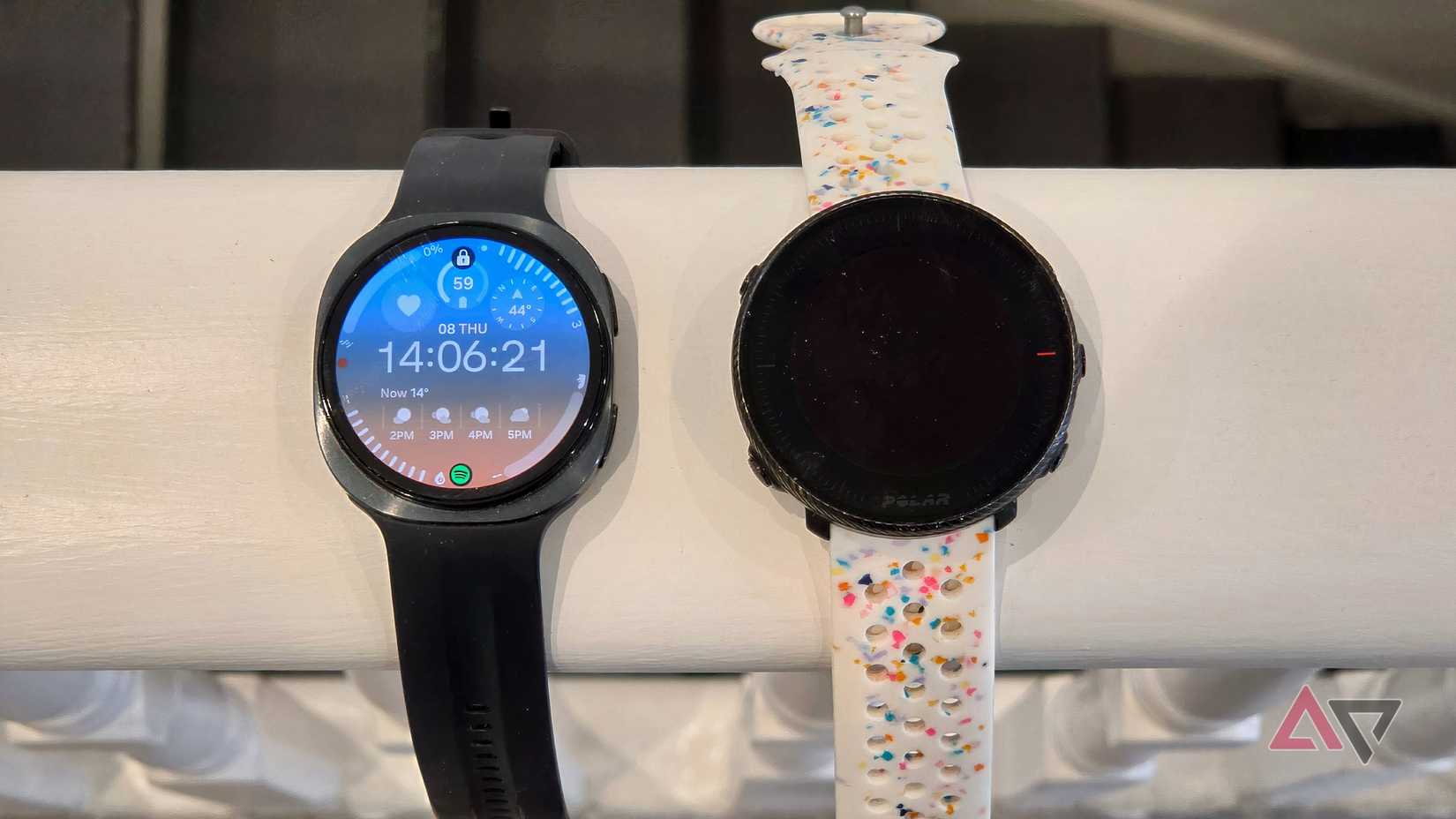 Il Samsung Galaxy Watch 9 e Polar Vantage M2 su un corrimano.
